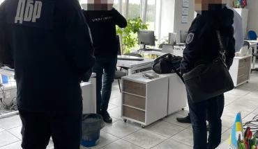 ДБР повідомило про підозру трьом митникам з Житомирщини, які протиправно розмитнили автівки на 1 мільйон гривень (2)
