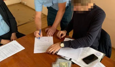 1 500 доларів щомісячно за нестворення перешкод товариству - ДБР повідомило про підозру працівнику Поліської митниці