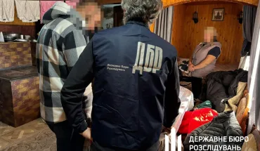 ДБР на Прикарпатті викрило правоохоронців, які організували канал переправлення чоловіків до Румунії (2)