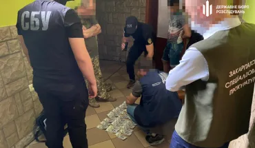 ДБР затримало інструктора військкомату на Закарпатті, який вимагав 3 тисячі доларів США за ухилення від військової служби
