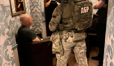 ДБР затримало посадовця Київської міської військової адміністрації, який за гроші допомагав виїхати з України (3)