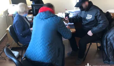 ДБР підозрює посадовців ДФС Сумщини, які за хабар «зменшили» для ФОП суму виявлених податкових порушень