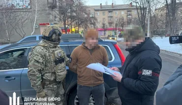 На Донеччині ДБР затримало військовослужбовця, який вимагав гроші у громадян, видаючи себе за працівника СБУ (2)
