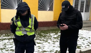«Закрити очі» на домашнє насильство за гроші – на Закарпатті слідчі ДБР повідомили про підозру двом поліцейським