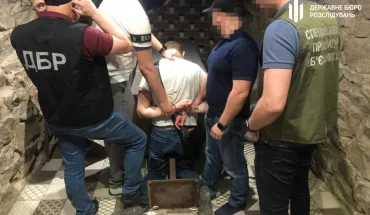 ДБР затримало прикордонника, який вимагав хабар від "нев’їзного" іноземця