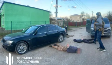 ДБР викрило шахраїв, які вигадали схему наживи на охочих виїхати за кордон (2)