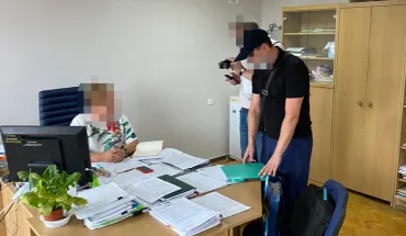 Систематичні хабарі від підприємців — ДБР затримало керівницю одного з управлінь ГУ ДПС в Донецькій області