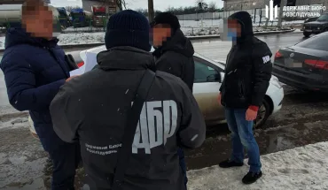 ДБР повідомило про підозру інспектору Сумської митниці, недбалість якого завдала збитків на понад 1 млн гр