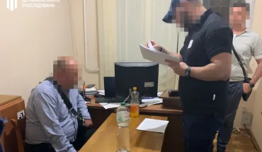 Начальник станції туристичної поліції Одещини дозволяв за хабарі продавати алкоголь та цигарки без ліцензії на березі моря