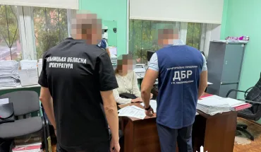 ДБР повідомило про підозру правоохоронниці з Хмельниччини за незаконне втручання в роботу баз даних