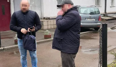 50 000 гривень за нестягнення податкових боргів – ДБР затримало львівського податківця