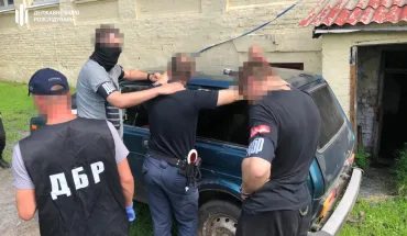 На Харківщині ДБР затримало патрульного, який вимагав хабар у водія за пошкоджений паркан сільради