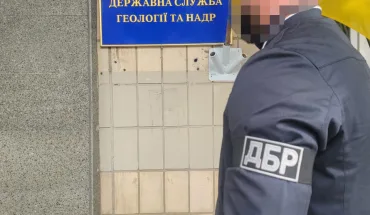 ДБР повідомило про підозру посадовцю Держгеонадр у сприянні незаконному видобутку бурштину на Рівненщині (1)