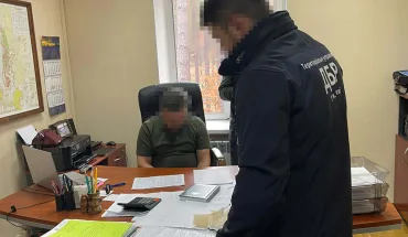ДБР затримало посадовця Вищедубечанського лісгоспу, який вимагав 40 тис. доларів США хабаря за виділення землі у лісі (ВІДЕО)