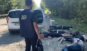 У Чернівцях ДБР затримало правоохоронця, який незаконно переправляв військовозобов’язаних через кордон