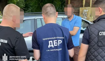 ДБР затримало «на гарячому» правоохоронця Хмельниччини, який замість повернення боргу запропонував позичальнику оформити групу інвалідності (2)