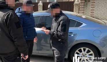 На Херсонщині ДБР затримало двох військових посадовців, які налагодили бізнес на виплаті фіктивних «бойових» (2)