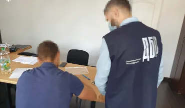 ДБР повідомило про підозру керівнику відділу кіберполіції на Прикарпатті, який вимагав хабар у потерпілого