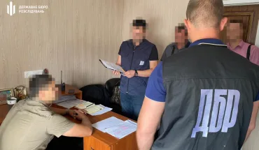 У Запоріжжі затримали поліцейського, який вимагав хабар у власника комп’ютерного закладу