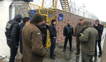 ДБР затримало працівника колонії, який вимагав гроші із засудженого за «спокійне» відбування покарання (1)