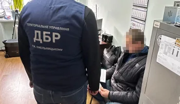 ДБР повідомило про підозру співучаснику схеми поборів з відсутніх бійців  (2)