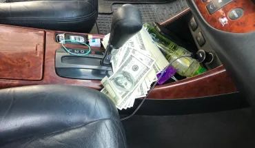 Вимагання 40 000 доларів з погрозами розправи — ДБР завершило розслідування відносно посадовця ДПС, керівника підприємства та двох «кримінальних елементів»