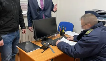 Безперешкодне ввезення "євроблях" - ДБР оголосило підозру інспектору Закарпатської митниці та його спільникам