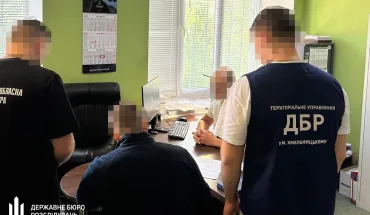 ДБР повідомило про підозру правоохоронцю з Хмельницького, який побив затриманого, що перебував у кайданках