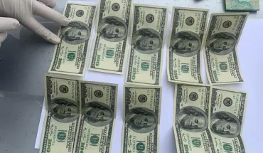 1000 доларів США за сприяння у контрабанді сигарет – ДБР затримало прикордонника