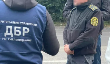 Перед судом постане митник, який за гроші незаконно пропускав до України елітні «євробляхи» (1)