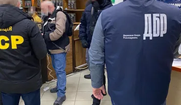 ДБР затримало митного інспектора на Закарпатті, який за гроші обіцяв «пропустити» контрабандні цигарки