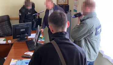 На Волинській та Рівненській митницях ДБР викрито корупційні схеми розмитнення вантажівок на мільйони гривень