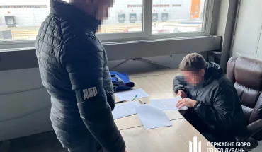 ДБР повідомило про підозру чотирьом інспекторам Київської митниці, які незаконно оформили імпорт 16 швидких (1)
