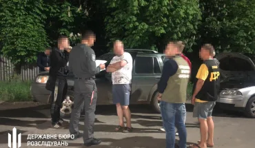 На Луганщині ДБР затримало військового комісара під час отримання 1,5 тис. доларів США