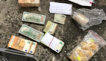 ДБР викрило посадовців МЗС, які організували незаконне переміщення грошових коштів, виробів з дорогоцінних металів та цигарок до Євросоюзу (ВІДЕО)