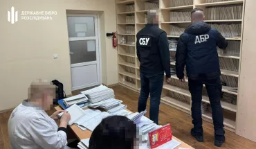 ДБР викрило організовану групу лікарів, які заробляли на документах, необхідних для отримання інвалідності